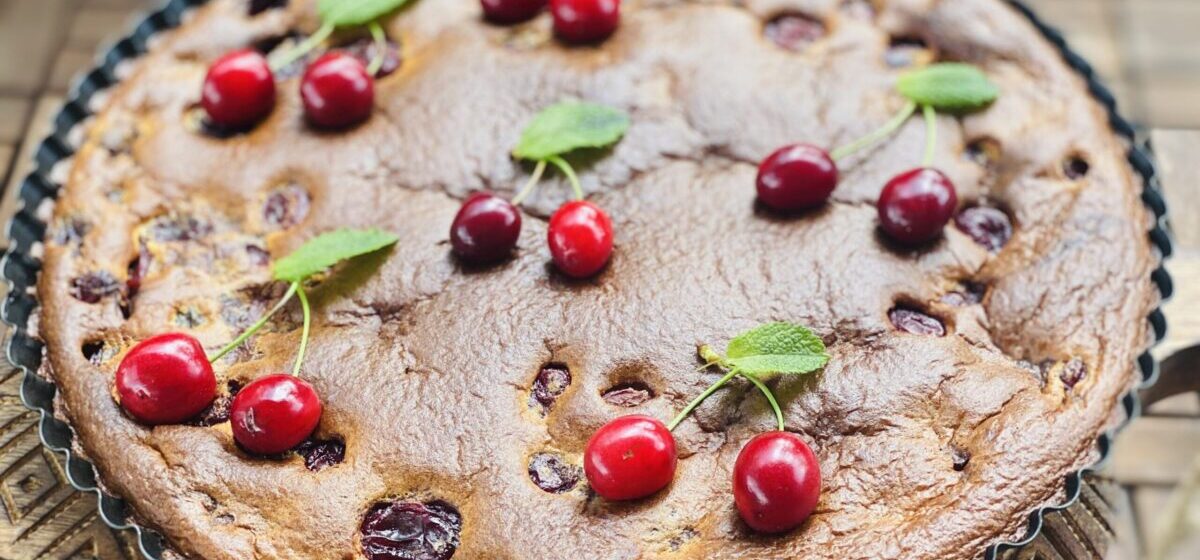 Clafuti with cherries